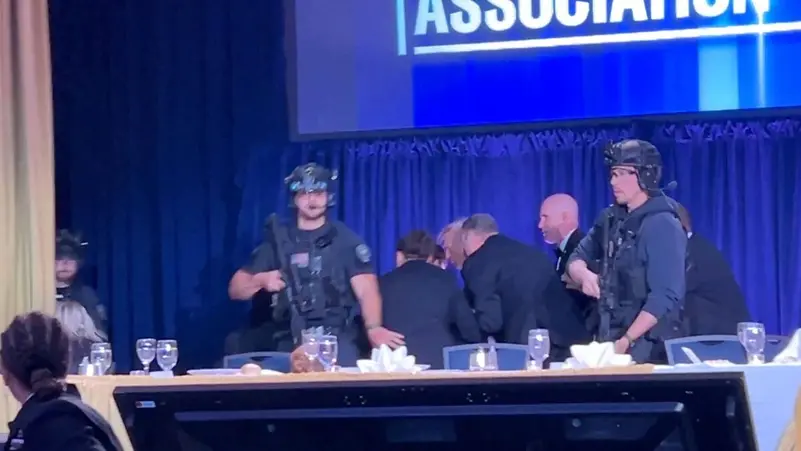 شاهد لحظة سقوط ترمب خلال إجلائه من حفل عشاء عقب سماع دوي طلقات  ..  فيديو 