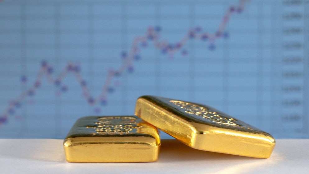الذهب يتراجع 1.5% مع صعود النفط وتزايد توقعات رفع الفائدة الأميركية