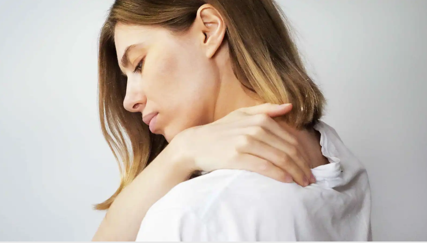 "ألم الكتف" قد يكشف مرضًا خطيرًا في الكبد