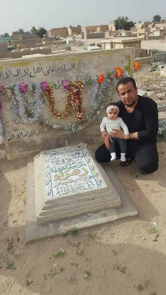 بالصور ..  أب يحتفل بعيد ميلاد ابنته الاول على قبر والدتها التي توفيت اثناء ولادتها