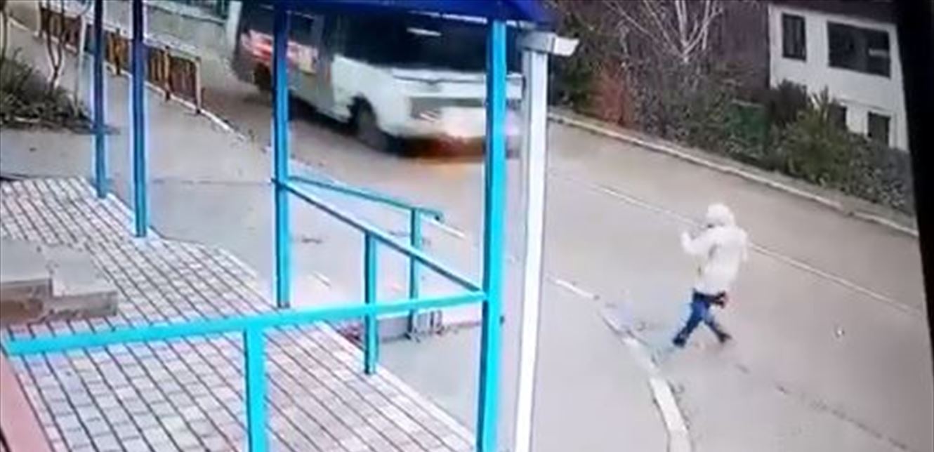 بالفيديو  ..  مشهدٌ مرعب  ..  هكذا نجت فتاة من موت محتّم تحت عجلات حافلة 