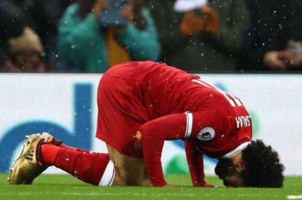 رواتب شهرية من محمد صلاح لـ 450 أسرة فقيرة بقريته