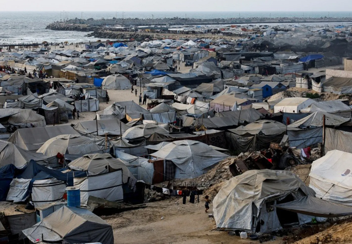 شهداء بنيران الاحتلال والأمطار تُغرق خيام النازحين