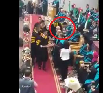 تفاصيل التحقيقات حول سبب قيام طالب بـ"البصق" في وجه استاذ جامعي 
