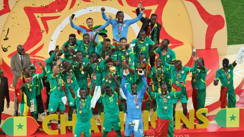 "انتزعوه عبر البريد" ..  لاعبو السنغال يسخرون من تجريدهم كأس أفريقيا