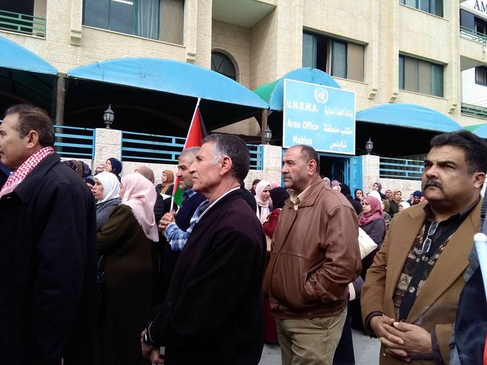 اعتصام لأصحاب البيوت المدمرة في الحرب الإسرائيلية على غزة أمام الأونروا