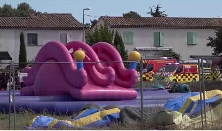 وفاة رجل بعدما قذفته الرياح مع ابنته بمدينة ترفيه مائية