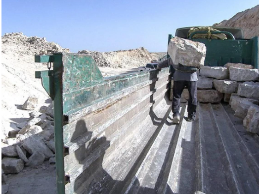 إغلاق مقلع حجري مخالف في منطقة دحوس بكفرنجة