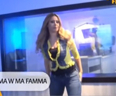 بالفيديو  ..  موقف محرج : مذيعة تطرد فنانة لبنانية على الهواء من الاستديو
