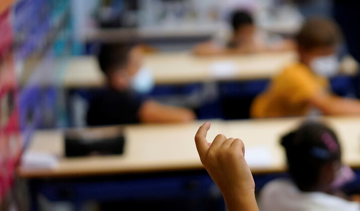 بعد رفضها ارتداء الكمامة ..  فصل معلمة فرنسية من عملها