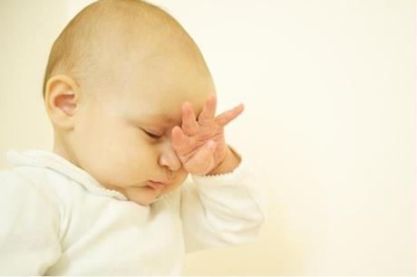 لماذا يفرك الطفل الرضيع عينيه وكيف تمنعينه من القيام بذلك؟