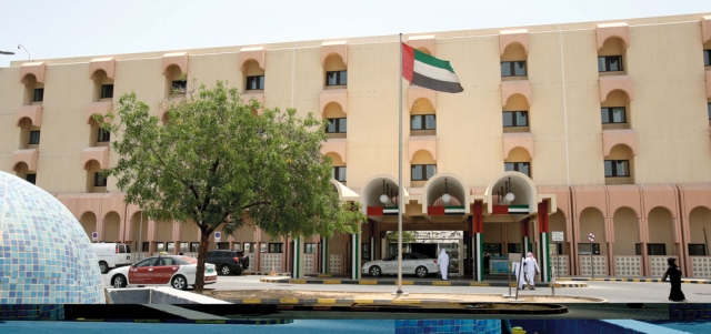 الشارقة : التحقيق بسقوط طالبة من حافلة مدرسية اثناء مسيرها