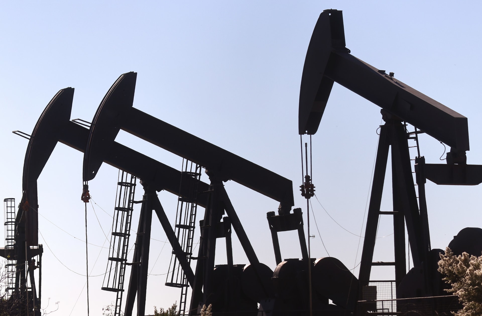  الولايات المتحدة تعمل لزيادة حجم النفط الخام 