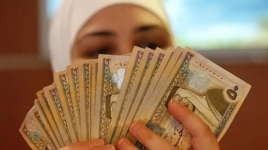 طلب متزايد على الدينار مع قرب "الأضحى"