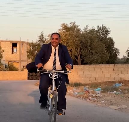 مرشح لبلدية رجم الشامي يخوض جولاته التفقدية على "صهوة البسكليت": "بدي أكون على الواقع مش على المواقع"  - فيديو