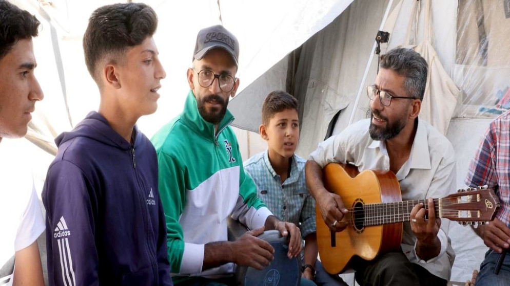 معلم نازح في غزة يزرع الأمل في قلوب الأطفال عبر الموسيقى