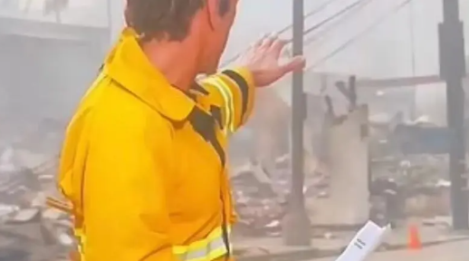 بالملاقط ..  مذيع يحرص على "أناقته" بينما الحرائق تقتل أميركيين