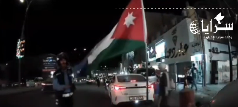 "العلم الأردني لا يُربط" ..  لفتة وطنية لرقيب سير تلفت إعجاب الأردنيين - فيديو