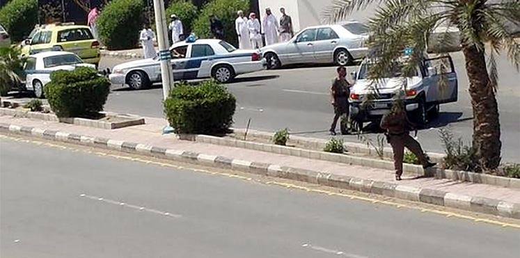 بالفيديو ..  ملثمان يعتديان على سعودي ويسرقان مبلغًا ماليًا كبيرًا