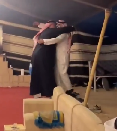 بالفيديو ..  شاهد سعادة رجل لا توصف حين يرى صديقه بعد غياب طويل