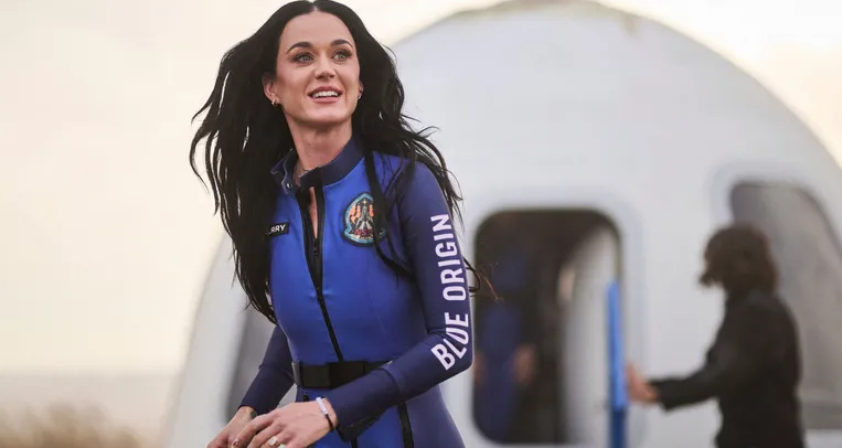بالفيديو ..  كاتي بيري تصبح أول مغنية تسبح في الفضاء