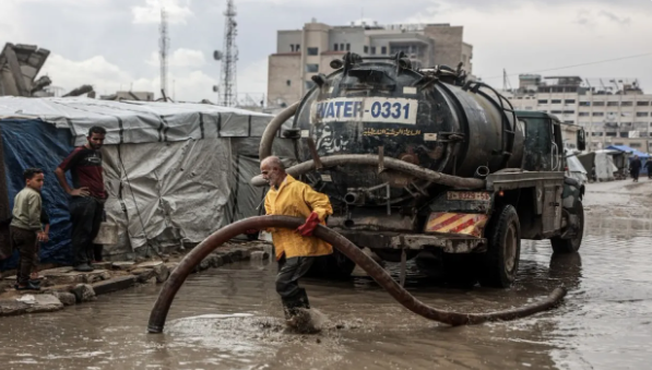 الأمطار الغزيرة تفاقم معاناة نازحين غزيّين يعيشون في خيام
