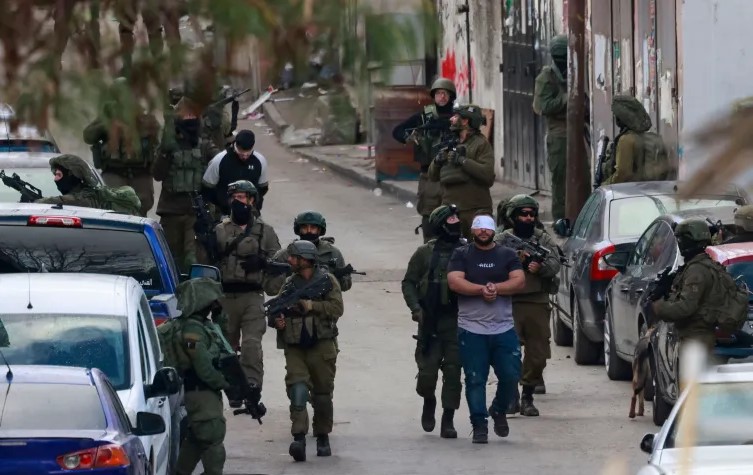 الاحتلال يعتقل 16 فلسطينيا في الضفة ويقتحم بلدات عدة