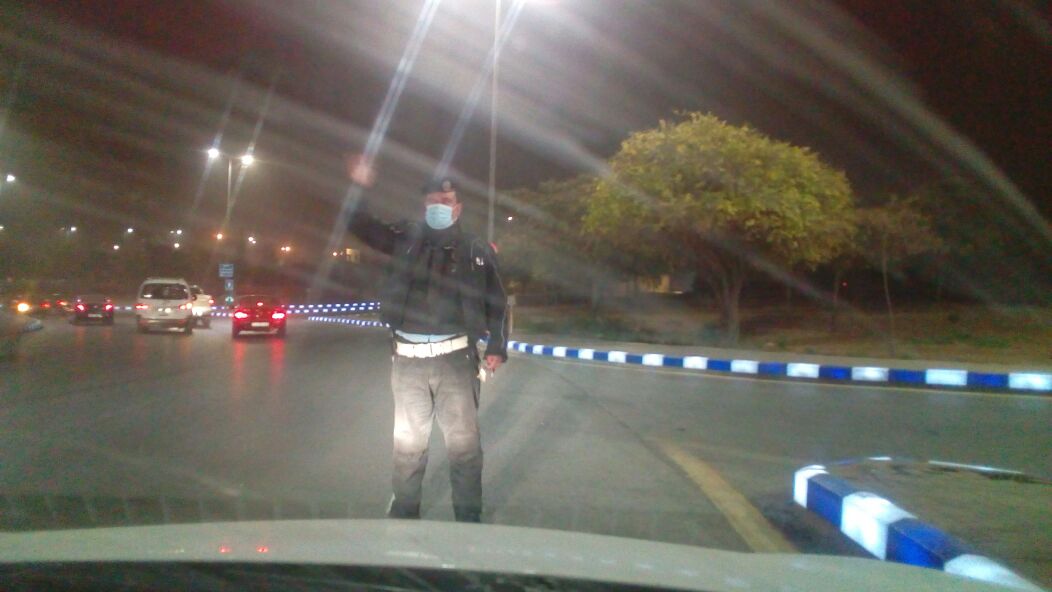 الأمن يوزع 'الكمامات' على المواطنين والسائقين في عمان ..  صور