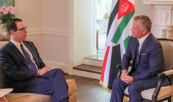  جلالة الملك عبدالله الثاني يلتقي وزير الخزانة الأمريكي ستيفن منوتشين في واشنطن 