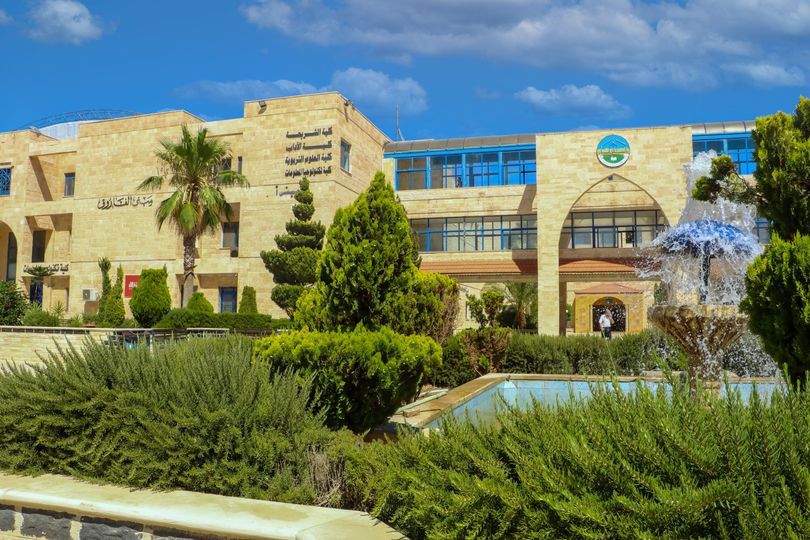 كلية الآداب بجامعة الزرقاء تنظم محاضرة الكترونية عن المخدرات والإدمان