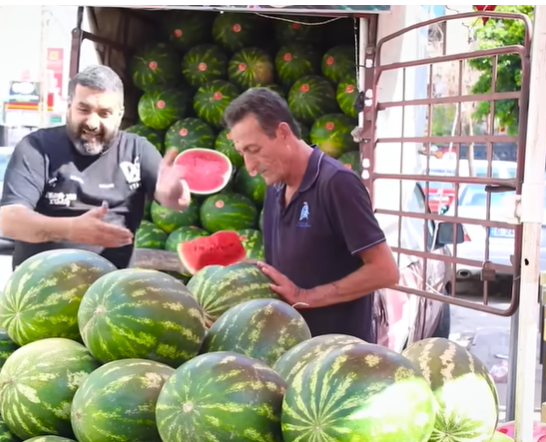 نص ساعة من الضحك