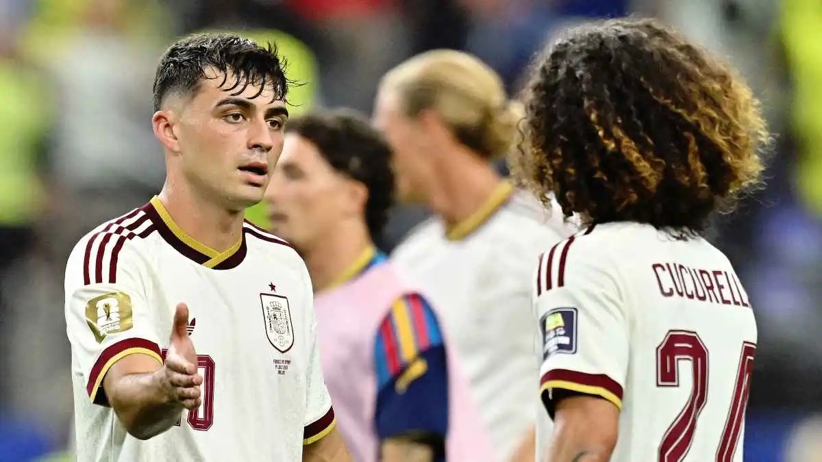 الصورة تكتسح الإنترنت ..  بيدري يفي بوعده لجمهور منتخب إسبانيا 
