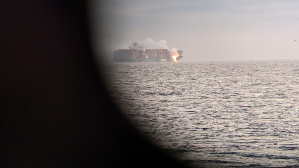 سفينة شحن مشتعلة تبعث غازات سامة قبالة سواحل كندا 