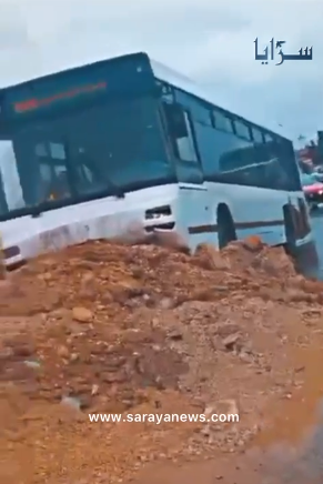 بالفيديو  ..  إنزلاق حافلة طلاب على طريق عمان الزرقاء 