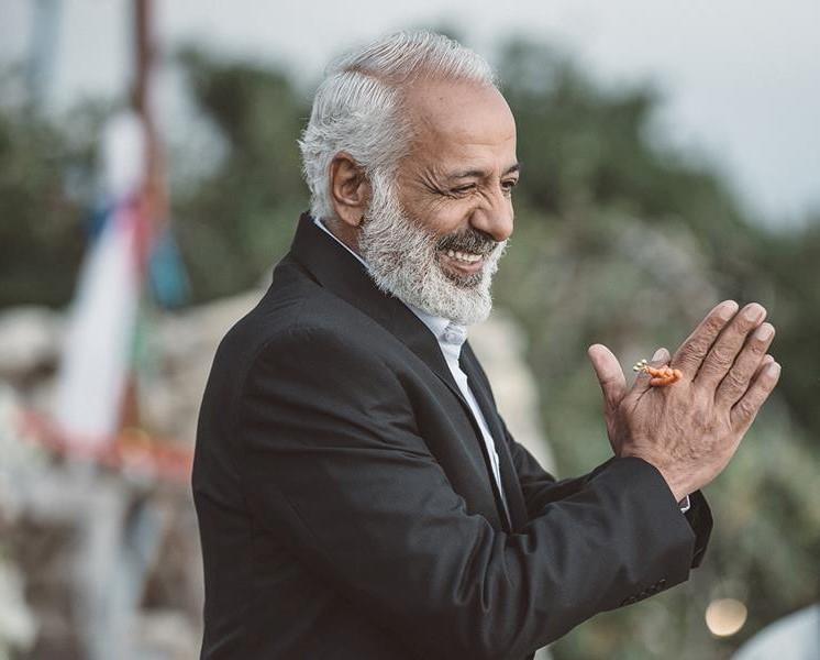 هل أيمن زيدان بخير  ..  ولماذا أرخى لحيته البيضاء ؟