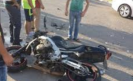 وفاة شخص باصطدام سيارة بدراجة نارية