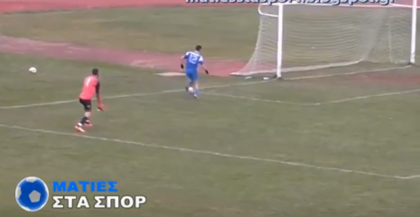 بالفيديو ..  لاعب يصدم زملائه بإهدار أسهل هدف أمام المرمى!