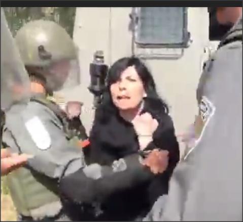 بالفيديو .. الجيش الاسرائيلي يعتدي على نساء فلسطين في النبي صالح