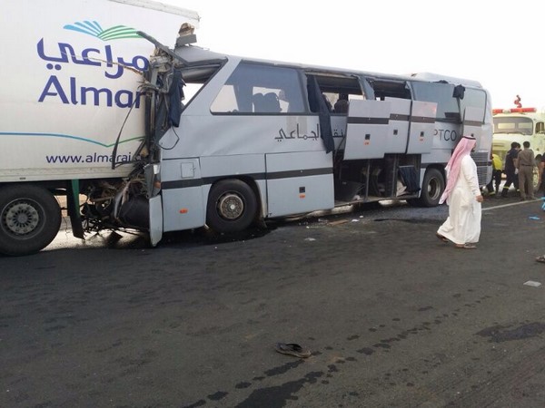 بالصور ..  مصرع 2 وإصابة 40 في تصادم حافلة نقل جماعي بشاحنة بالسعودية