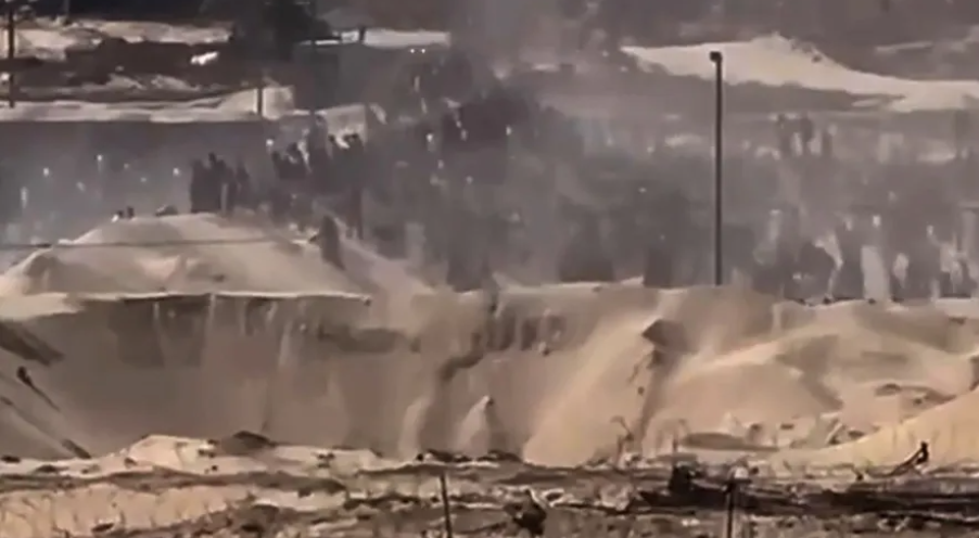 في يوم افتتاحه ..  حشود تقتحم مركز المساعدات بغزة وهروب العناصر الأميركية