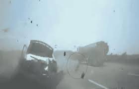 بالفيديو ..  شاهد كيف نجا طفل من موت محقق بعد حادث تصادم مروع 