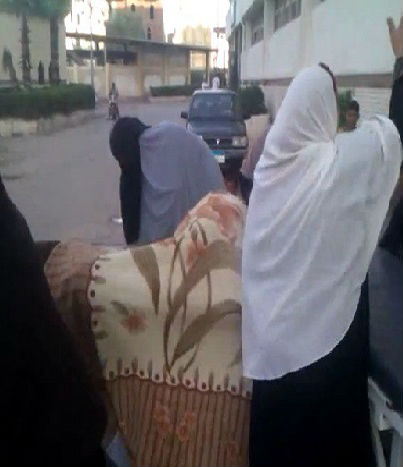 في مصر ..  فيديو المرأة التي ولدت بالشارع يطيح بمدير مستشفى وأطبائه