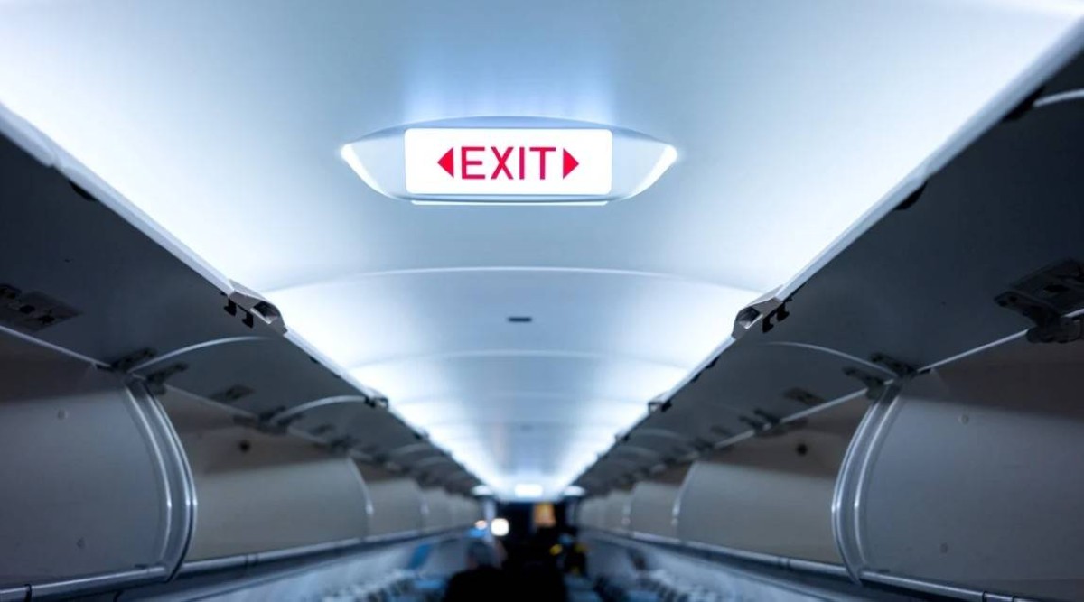 كيف تنجو في 90 ثانية؟ العلم يكشف أسرع طريقة لإخلاء الطائرة