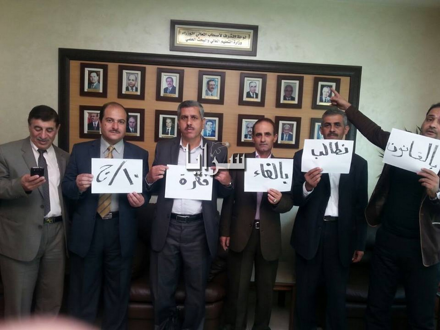خريجو السودان من حملة " الدكتوراة " ينفذون وقفة احجتاجية للمطالبة بمعادلة شهاداتهم  ..  و تهديد  بالتصعيد " صورة " 