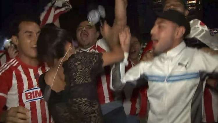 بالفيديو: على الهواء مباشرة ..  صحفية تلقن مشجعا تحرش بها درسا لن ينساه!