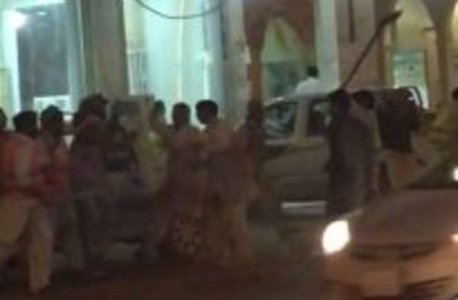 بالفيديو ..  مشاجرة عنيفة  بالكريكات بين وافدين في السعودية 