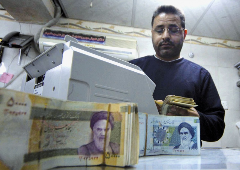 إيران: انهيار تاريخي للريال بـ 128 ألفا للدولار الواحد