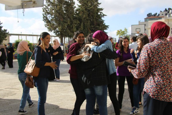 بالصور  ..  احتفالات بالضفة بعد اعلان نتائج الثانوية العامة 