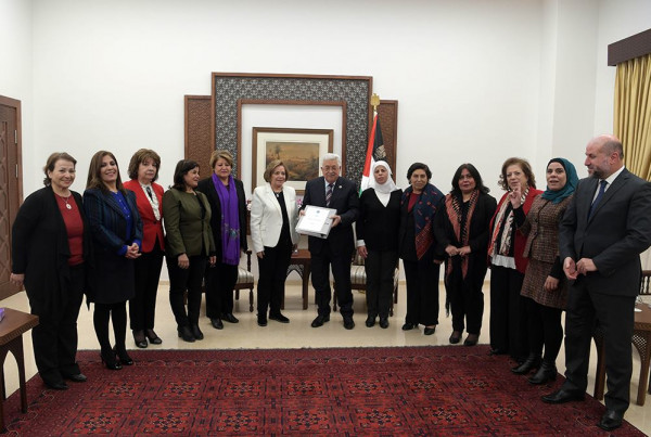 الرئيس يستقبل أعضاء الاتحاد العام للمرأة الفلسطينية