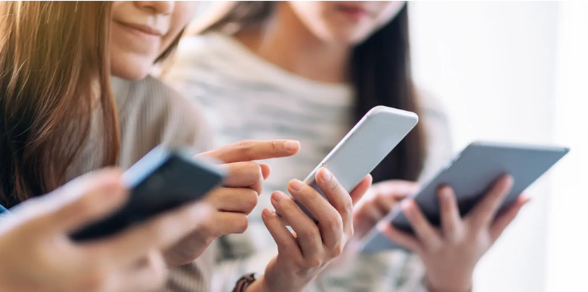 فرنسا تمنع استخدام وسائل التواصل الاجتماعي لمن هم دون سن 15 عاما